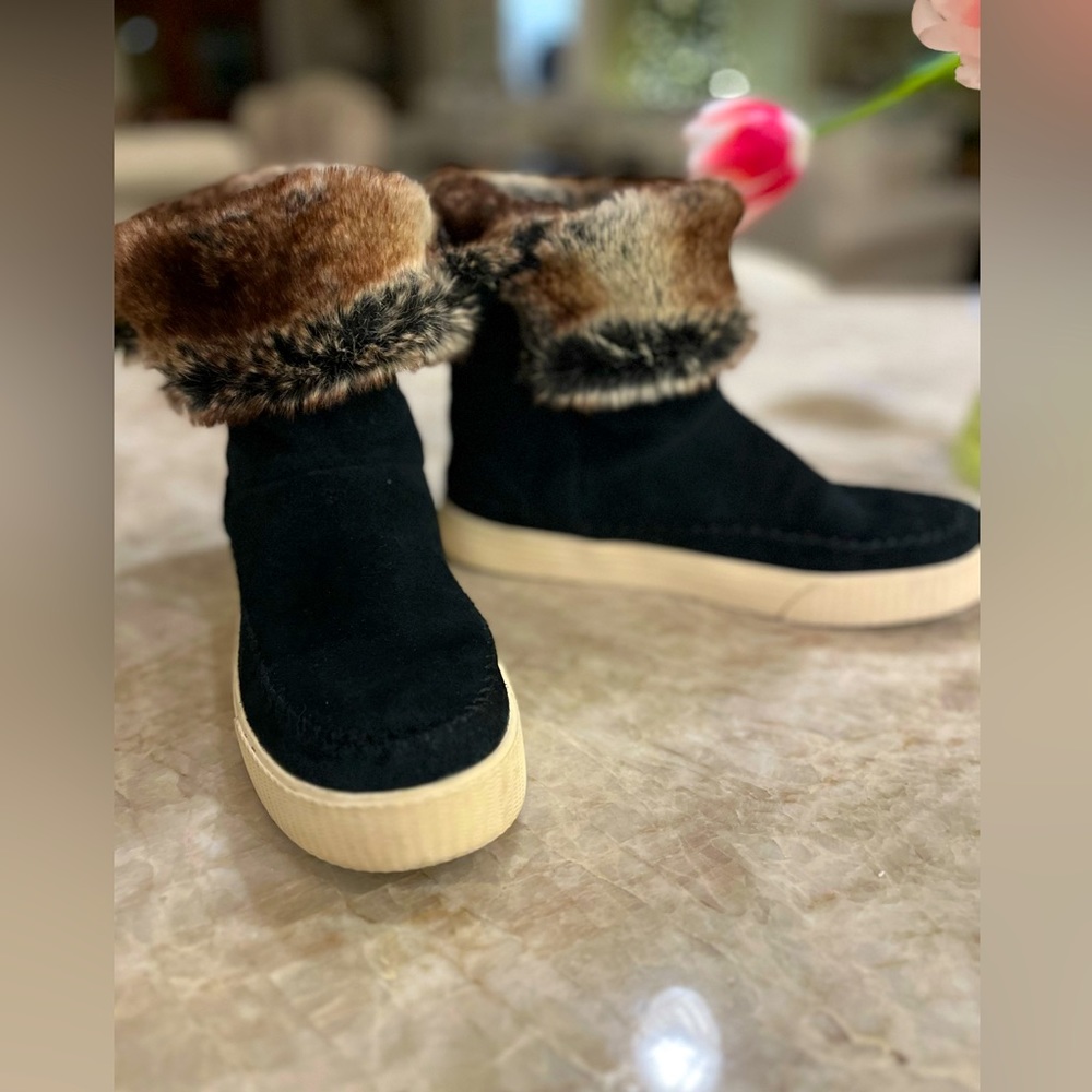 Tom’s Fur Lined Black Suede Booties. Water Resistant. Size 7.